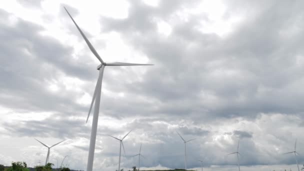 Windturbinebouw Met Regenwolken Aan Hemel Energiebesparend Concept Productie Van Alternatieve — Stockvideo