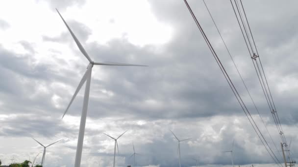 Construcción Aerogeneradores Con Lluvia Nublada Cielo Concepto Ahorro Energía Producir — Vídeo de stock