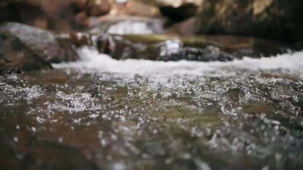 Zpomalený Pohyb Divoké Horské Řeky Oplývá Bohatým Průzračným Potokem Který — Stock video