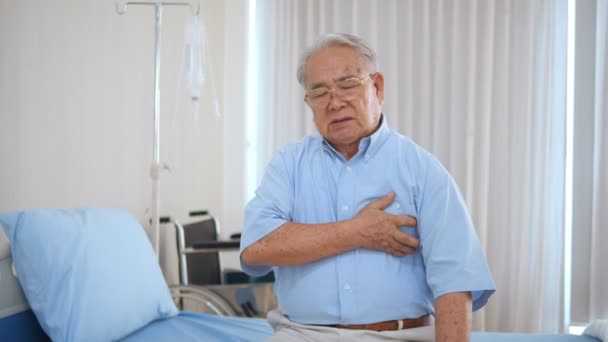 Homem Asiático Idoso Com Dor Peito Que Sofre Ataque Cardíaco — Vídeo de Stock