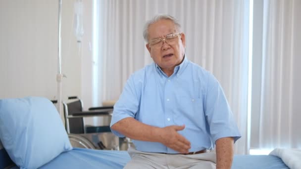 胸の痛みを持つ高齢のアジア人男性は心臓発作に苦しんでいます 男は急性の痛みから胸をつつく 心臓発作症状 医療と医療の概念 — ストック動画