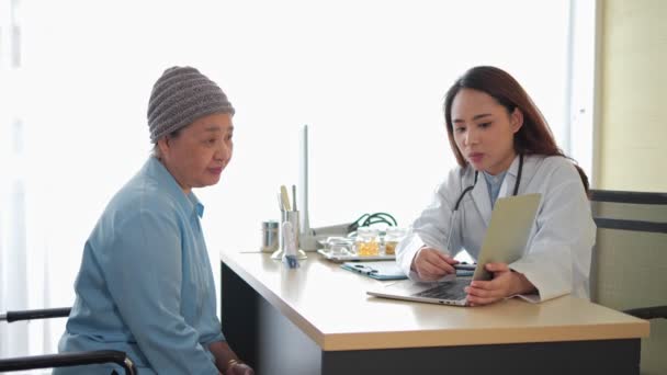 Medico Donna Asiatica Paziente Anziana Sesso Femminile Che Parla Clinica — Video Stock