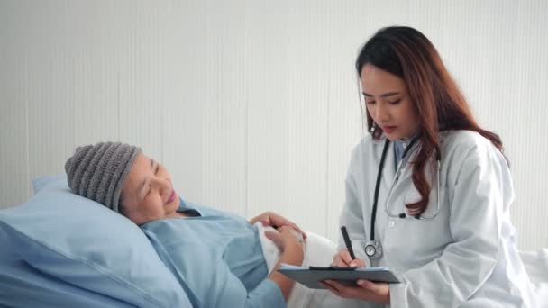 Kadın Hemşire Hastanede Yaşlı Bir Hastayla Konuşuyor Doktor Ziyareti Sağlık — Stok video
