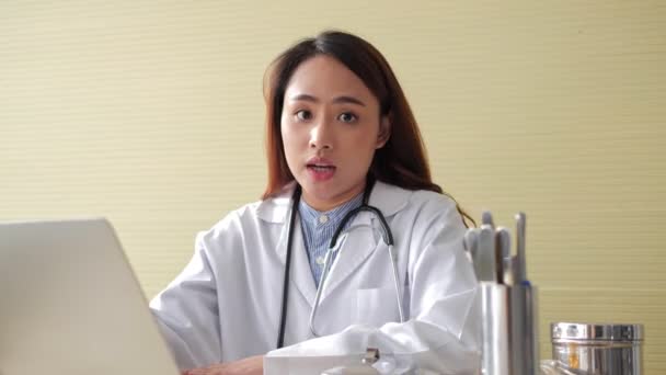 Aziatische Vrouwelijke Arts Dragen Wit Uniform Stethoscoop Consulting Online Patiënt — Stockvideo