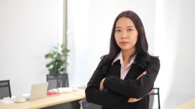 Asyalı genç bayan iş kadını kollarını kavuşturmuş kameraya bakıyor, mutlu iş kadını ofiste şirket lideri, yakın plan portresi.