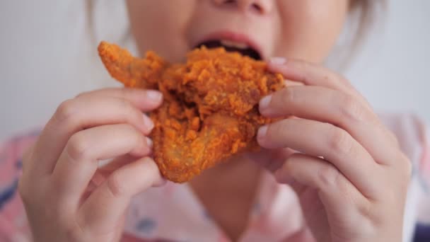 Närbild Fet Kvinna Som Äter Friterad Kyckling Snabbmat Njuter Ohälsosam — Stockvideo