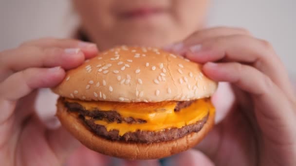 Mulher Gorda Comer Fast Food Hambúrguer Insalubre Com Desejo Desfrutar — Vídeo de Stock