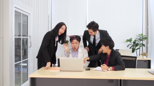 Happy Asian Business Geven High Five Tijdens Team Corporate Brainstorm — Stockvideo
