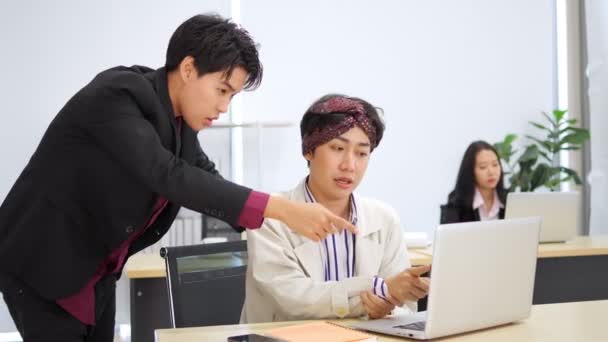 アジアの若いLgbtqビジネスパートナーがラップトップコンピュータで個人的に作業を指導 — ストック動画