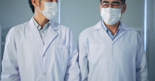 Dva Asijský Muž Lékař Vědec Masce Zkřížené Ruce Při Pohledu — Stock video