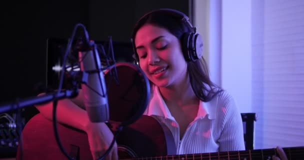 Cantora Tocar Guitarra Acústica Cantar Uma Canção Mulher Asiática Executando — Vídeo de Stock