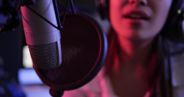 Close Microfone Condensador Estúdio Com Feminino Cantando Uma Música Mulher — Vídeo de Stock