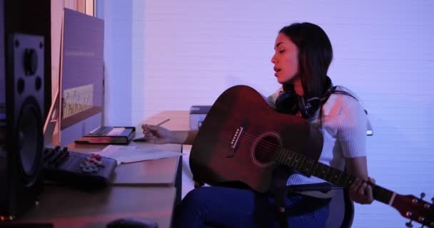 Asiática Músico Feminino Sentado Mesa Estúdio Gravação Casa Com Luz — Vídeo de Stock