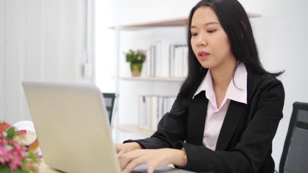 Usmívající Asijské Žena Profesionální Manažer Zaměstnanec Sedí Recepci Moderní Kanceláři — Stock video