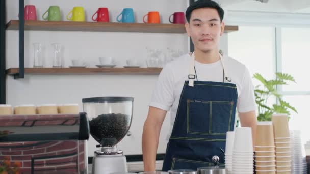Портрет Молодий Азіатський Барист Радіє Коли Посміхається Кафе Власник Малого — стокове відео