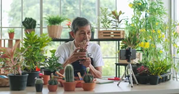 Senior Zahradník Asijský Muž Blogger Recenzi Prodej Rostlin Stromy Květináčích — Stock video