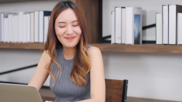 Asijská Žena Skenování Tag Podle Smartphone Kavárně Přijata Generovat Digitální — Stock video