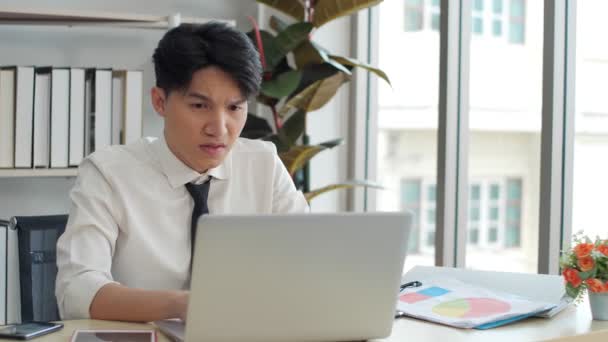 Шок Разочарованный Азиатский Бизнесмен Студент Испытывает Стресс Взгляд Экран Компьютера — стоковое видео