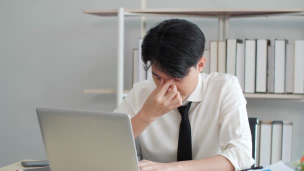 Homem Negócios Estressado Sente Tensão Ocular Sofrendo Dor Ombro Pescoço — Vídeo de Stock