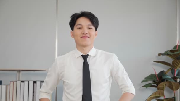 Portret Szczęśliwego Azjatyckiego Biznesmena Stojącego Skrzyżowanymi Rękami Młody Biznesmen Stanowisku — Wideo stockowe