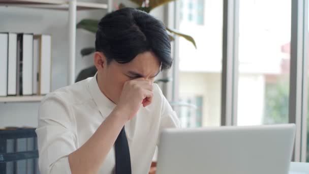 Müde Geschäftsleute Spüren Augenschmerzen Wenn Sie Büro Auf Dem Schreibtisch — Stockvideo