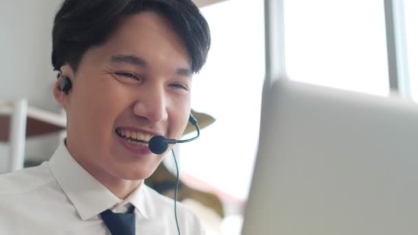 Asiático Joven Hombre Negocios Usar Auriculares Inalámbricos Videollamadas Ordenador Portátil — Vídeos de Stock