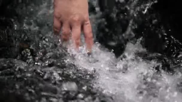 Hand Aanraken Van Schoon Water Plons Stroom Rotsen Bij Berg — Stockvideo