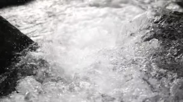 Καθαρό Νερό Βουτιά Ρεύμα Στα Βράχια Στο Βουνό Καταρράκτη Όμορφη — Αρχείο Βίντεο