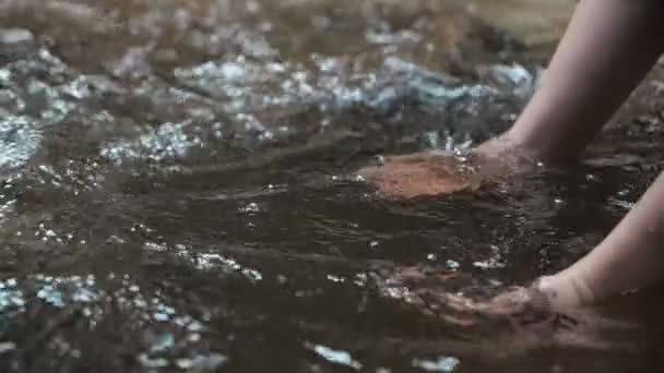 Рука Держит Чистый Всплеск Водопада Лесной Реке Озере Ручей Брызг — стоковое видео