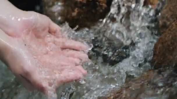 Blisko Kobieta Ręka Delikatnie Dotyka Powierzchni Wody Rzece Lasu Lub — Wideo stockowe