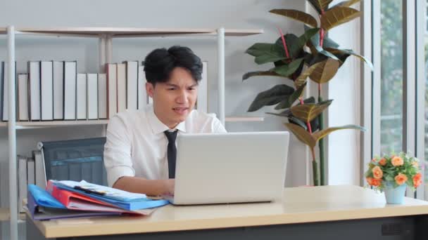 Genç Asyalı Işadamı Ofiste Günü Boyunca Ara Veriyor Bacaklarını Masaya — Stok video