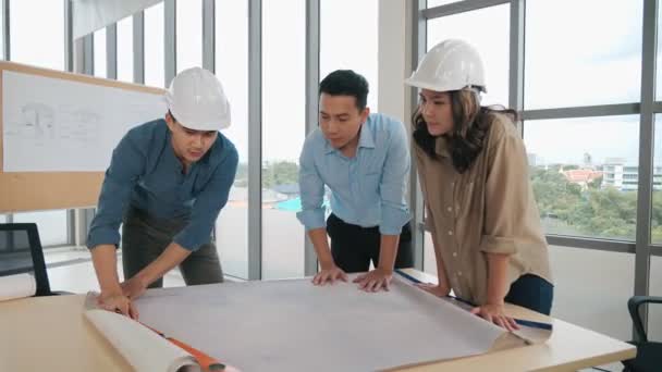 Ofisteki Yönetim Kurulu Masasının Planları Üzerinde Çalışan Asyalı Grup Mimarları — Stok video