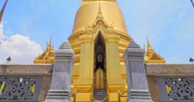Wat Phra Kaew ya da Zümrüt Buddha Tapınağı, Bangkok Tayland 'da dinle ilgili ünlü bir turizm simgesidir. İnanılmaz Tayland seyahat konsepti