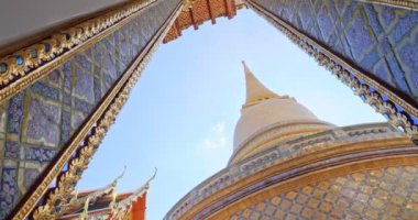 Wat RatchaBophit 'in pagoda' sı Bangkok Tayland 'daki Budist kraliyet tapınağı mavi gökyüzüne bakıyor. Tayland 'da güzel bir tapınak gezisi.