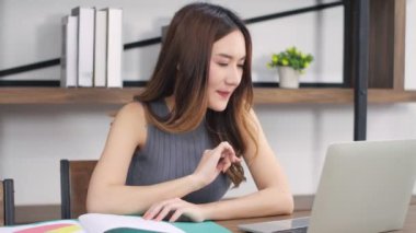 Gülümseyen Asyalı kadın mesafesi çevrimiçi konferansı laptopla iletişim kurma kurma kursu ve bilgisayar eğitimi kavramını açıklamaya yardımcı oluyor. Evde çevrimiçi çalışma mesafesi.