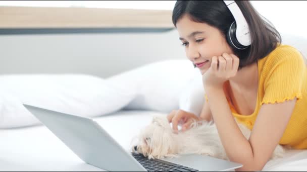 Młoda Kobieta Nosząca Słuchawki Przy Użyciu Laptopa Szczęśliwa Oglądając Filmy — Wideo stockowe