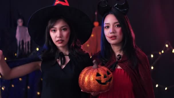 Portrait Deux Femmes Asiatiques Costume Concept Halloween Regarder Caméra Sur — Video