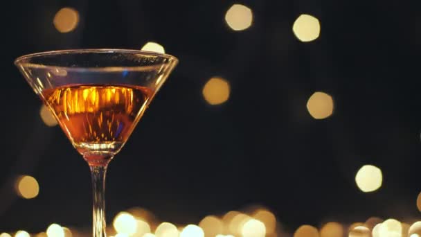 Cocktail Bebida Vidro Elegante Com Fundo Bokeh Borrado Celebração Festiva — Vídeo de Stock