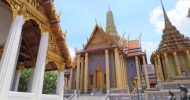 Wat Phra Kaew ya da Zümrüt Buda Tapınağı mavi gökyüzü, Bangkok Tayland 'daki dinle ilgili ünlü turist simgesi. İnanılmaz Tayland seyahat konsepti.