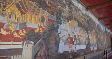 Bangkok Tayland - Ağustos 2020: Tayland duvar resimleri Bangkok Tayland 'da Wat Phra Kaew' da. Tapınak duvarı boyunca galeride Ramayana 'nın antik hikayeleri resmedilmiş.