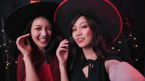Cadılar Bayramı Kostümlü Gülümseyen Partisinde Selfie Çeken Iki Asyalı Kadının — Stok video