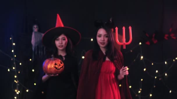 Porträt Zweier Asiatischer Frauen Halloween Konzeptkostüm Blicken Die Kamera Vor — Stockvideo