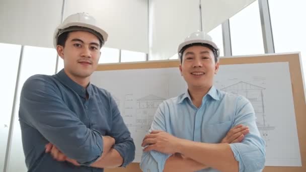 Retrato Dois Arquitetos Asiáticos Homem Cruz Braço Olhar Para Câmera — Vídeo de Stock