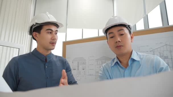 Dos Arquitectos Asiáticos Trabajando Planes Con Plano Oficina Arquitectos Discutiendo — Vídeos de Stock