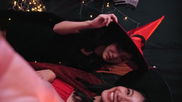 Vertikale Videoanrufaufnahme Von Glücklichen Zwei Asiatischen Frauen Halloween Kostümen Die — Stockvideo