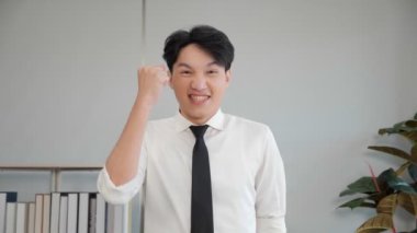 İş kazandı. İş adamı ofis odasında başarıyı kutlayan kameraya bak. iş başarısı, başarı ve kazanma kavramları