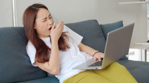 Asijské Ženy Unavený Zívání Při Práci Domova Během Covid Pandemie — Stock video