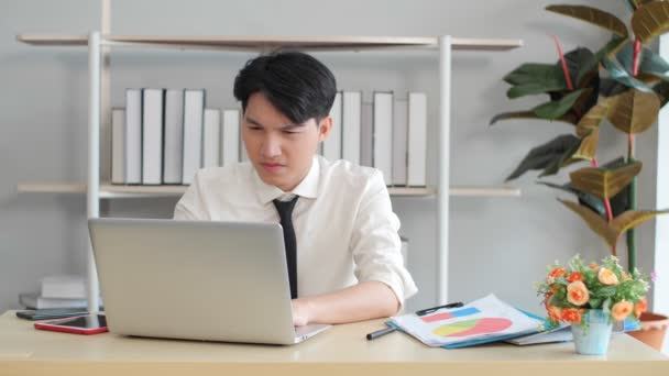 亚洲商人在办公室工作时打呵欠时感到疲倦 在笔记本电脑上工作时感到困倦 精疲力尽 过度劳累 睡眠障碍的概念 — 图库视频影像