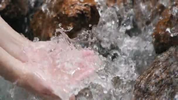 Χέρι Κρατώντας Καθαρό Καταρράκτη Βουτιά Στο Ποτάμι Δάσος Λίμνη Ρεύμα — Αρχείο Βίντεο