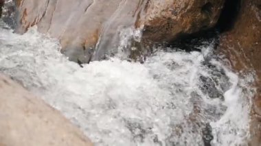 Vahşi Dağ Nehri 'nin Net Akıntısı' nın Yavaş Çekimi 'ni kapatın. Taş Kaya Akıntısı ile Gevezelik Deresi 'nin Çekimi. Swift 'te Kaya Hızı Sulama Suyu.